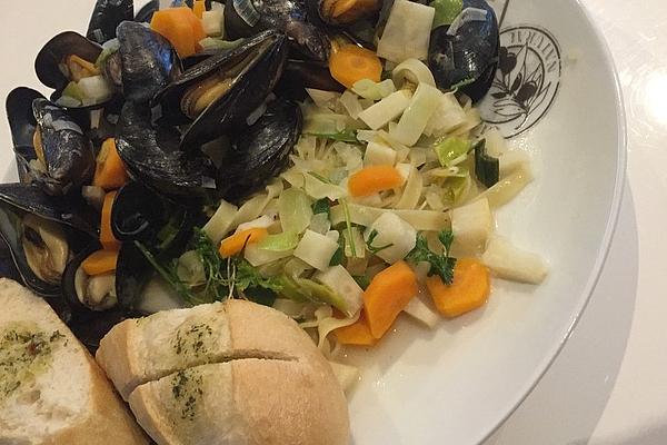 Mussels in White Wine Sauce with Pasta