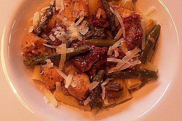Pasta with Chicken Fillet, Green Asparagus and Dried Tomatoes in White Wine Sauce