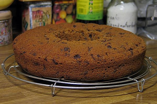 Red Wine Cake with Cinnamon and Chocolate Sprinkles