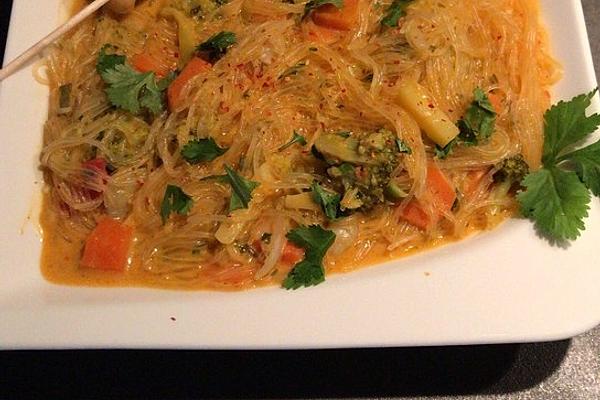 Thai Curry Soup with Prawns, Broccoli and Glass Noodles