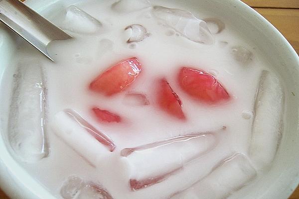Water Chestnuts with Syrup in Cool Coconut Milk