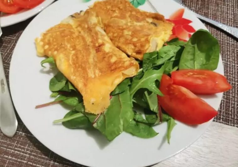 French Omelet with Mushrooms and Cheese